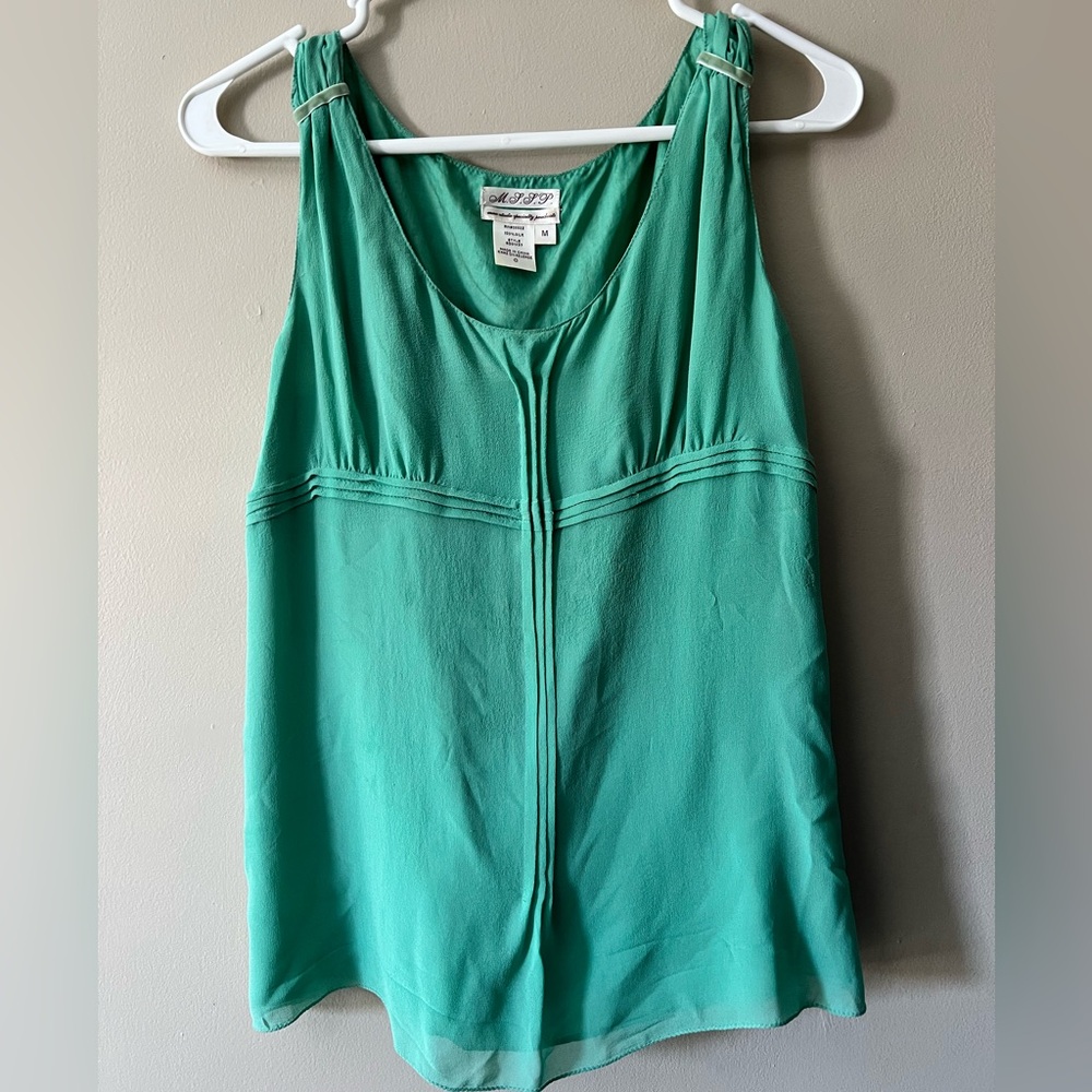 Maxx Studio Specialty Products 💯 silk lined sleeveless top in green size M